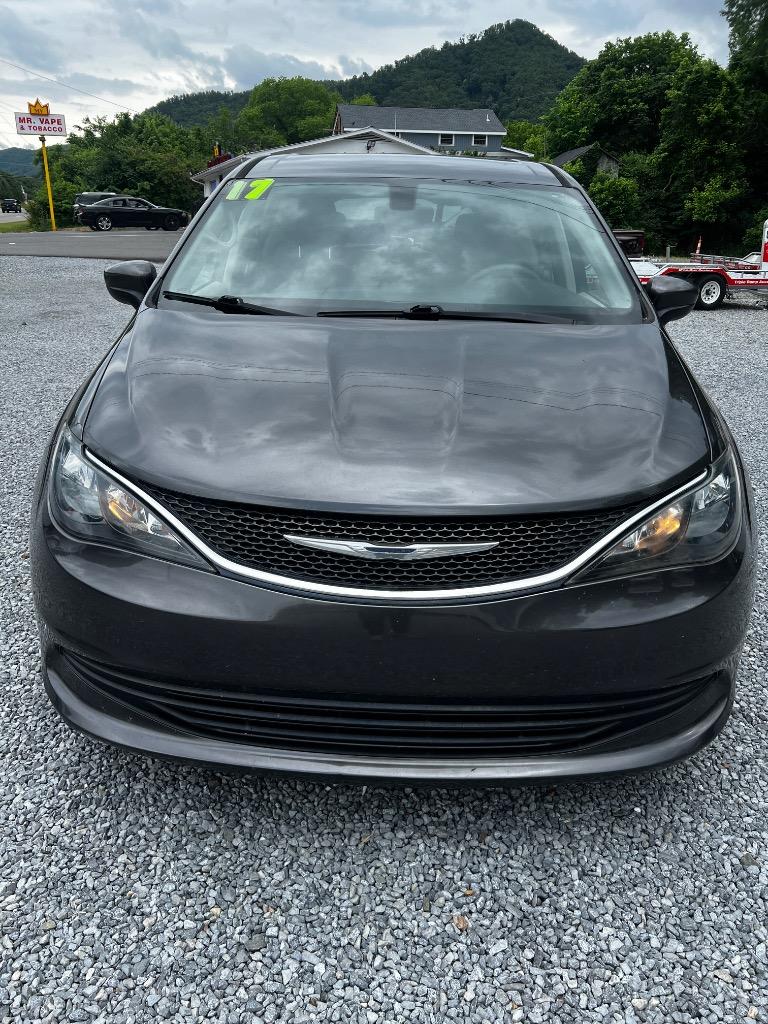 2017 Chrysler Pacifica LX's photo